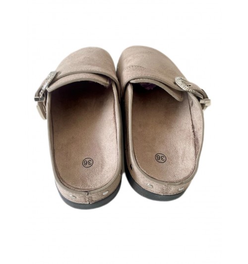 Zuecos hebillas y tachas