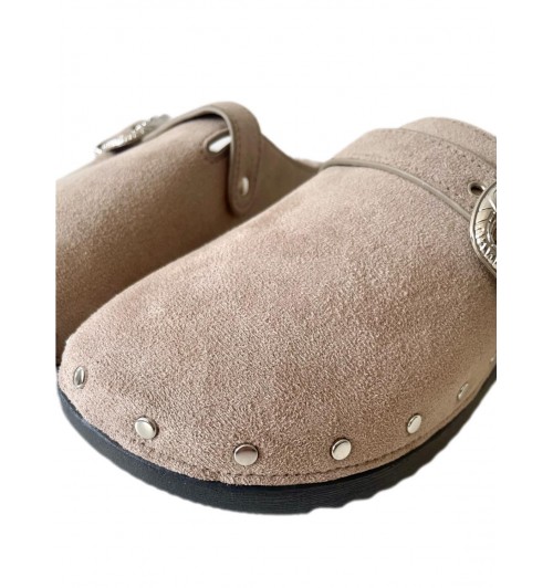 Zuecos hebillas y tachas