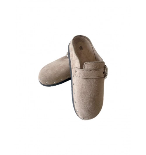 Zuecos hebillas y tachas