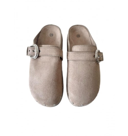 Zuecos hebillas y tachas