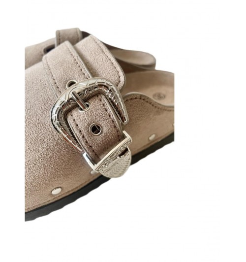 Zuecos hebillas y tachas