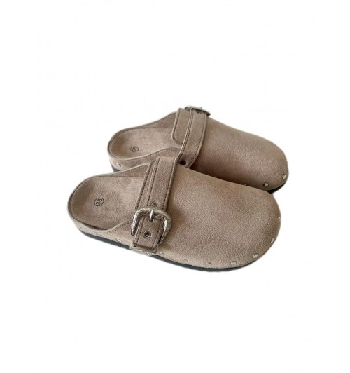 Zuecos hebillas y tachas