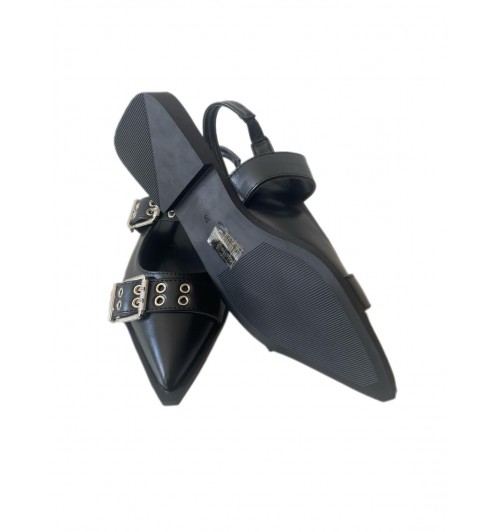 Zapato destalonado con hebillas...