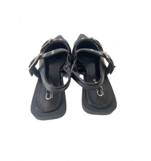 Zapato destalonado con hebillas...