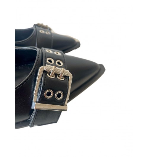 Zapato destalonado con hebillas...