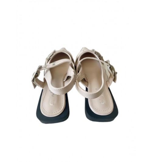 Zapato destalonado con hebillas...