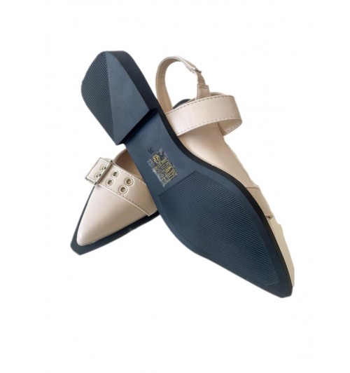 Zapato destalonado con hebillas...