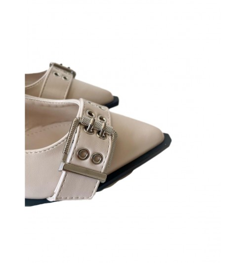 Zapato destalonado con hebillas...