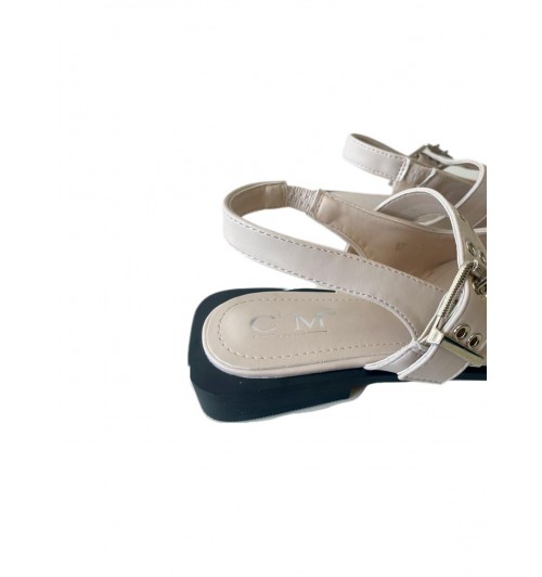 Zapato destalonado con hebillas...