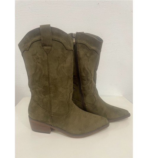 Bota campera bordada serraje