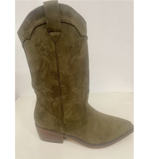 Bota campera bordada serraje