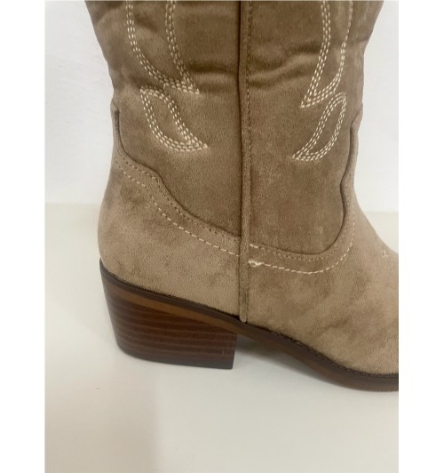 Bota campera bordada serraje