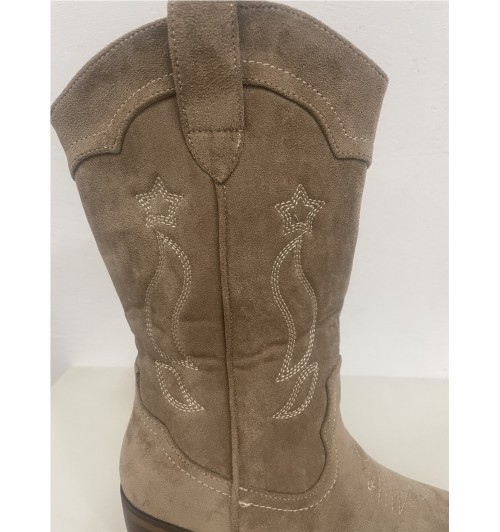 Bota campera bordada serraje