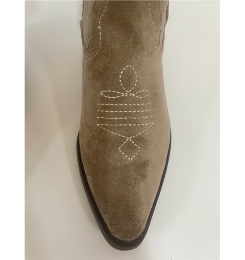 Bota campera bordada serraje