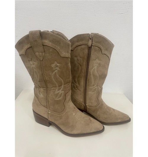 Bota campera bordada serraje