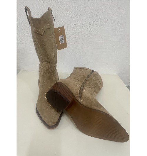 Bota campera bordada serraje