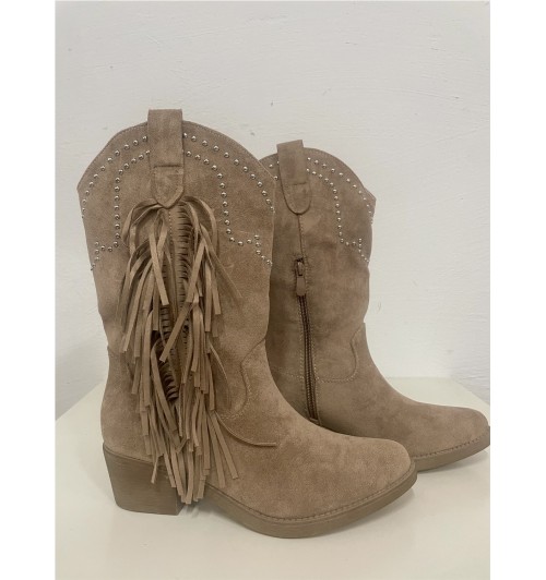 Bota campera flecos y tachas