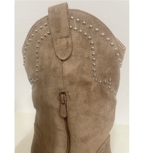 Bota campera flecos y tachas